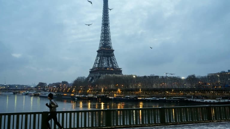 La tour Eiffel vue depuis le pont de Grenelle à Paris, le 18 janvier 2024.
