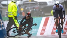 Le Britannique Geraint Thomas (g) chute et laisse le Canadien Michael Woods filer vers la victoire dans la 4e étape du Tour de Romandie, le 1er mai 2021 à Thyon 2000