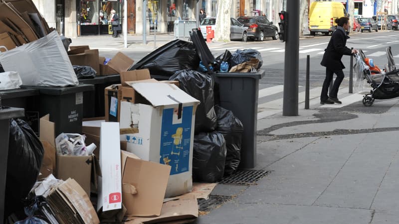 Des poubelles débordent d'ordures ménagères en raison d'une grève des éboueurs, le 26 mars 2012 dans une rue du centre de Lyon (illustration)