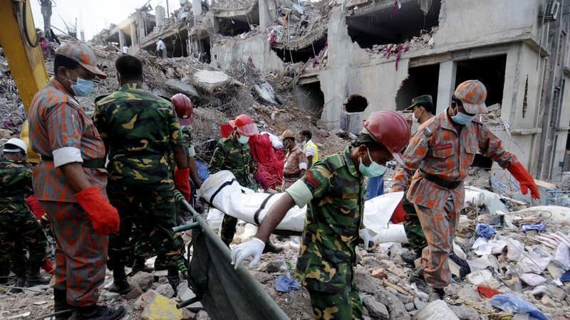 Le bilan de l'effondrement de l'immeuble Rana Plaza d'ateliers textiles le 24 avril près de Dacca au Bangladesh dépasse le millier de morts et des cadavres sont probablement encore enfouis sous les décombres. /Photo prise le 5 mai 2013/REUTERS