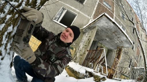 Le zoologiste Dennis Vishnevskiy, dans la ville fantôme de Pripyat près de la centrale de Tchernobyl en Ukraine, le 22 janvier 2016 Le zoologiste Dennis Vishnevskiy, dans la ville fantôme de Pripyat près de la centrale de Tchernobyl en Ukraine, le 22 janvier 2016