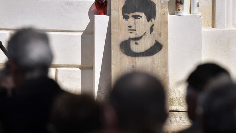 Une peinture d'Yvan Colonna à l'extérieur de l'église de Cargèse, là où se tiennent les obsèques de l'assassin du préfet Claude Erignac.