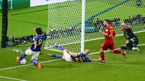 Kaoru Mitoma avec le ballon lors de Japon-Espagne, à Doha le 1er décembre 2022