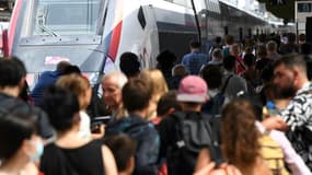 Forte afffluence de voyageurs à la gare de Lyon, à Paris, lors du chassé-coirsé des juilletistes et aoûtiens, le 29 juin 2022