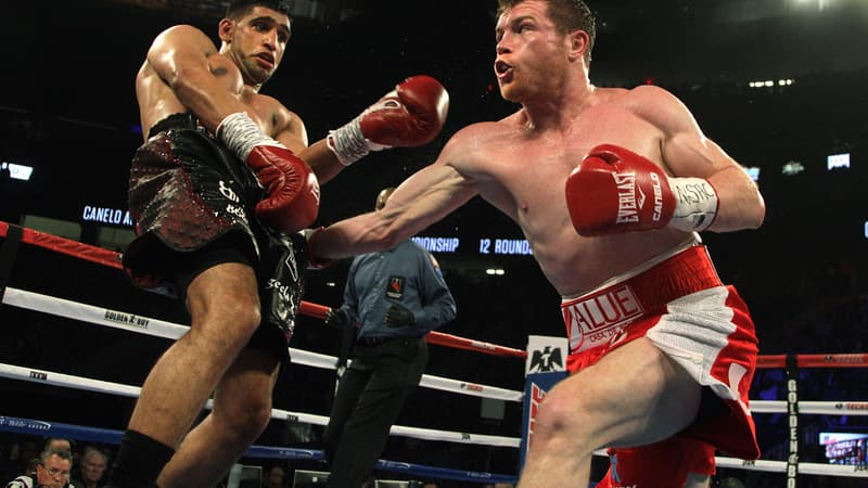 Amir Khan (à gauche) essuie les coups de Saul Alvarez