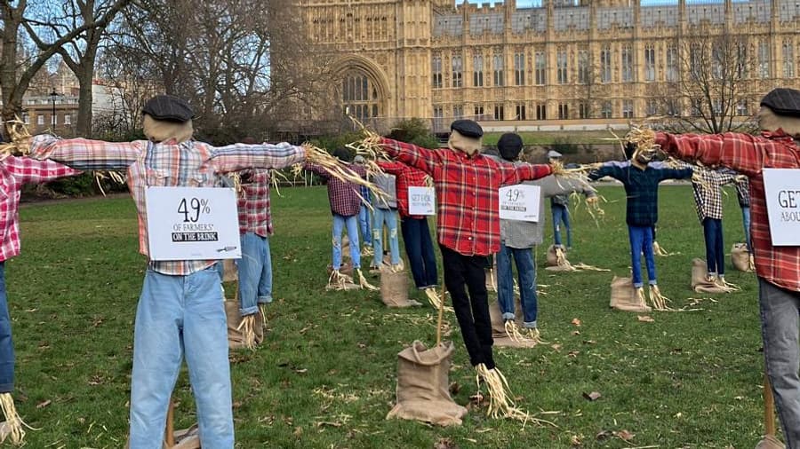 Des agriculteurs britanniques ont placés 49 épouvantails devant le Victoria Tower Gardens (Londres), le 22 janvier 2024, pour alerte sur leur situation.
