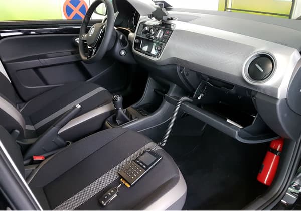Les véhicules en autopartage d'Ubeeqo peuvent se déverrouiller directement via l'application. A l'intérieur de la boîte à gants, un boîtier électronique permet de récupérer la clé de contact. 