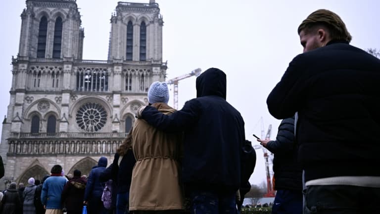 Des personnes font la queue pour assister à la messe de Noël à la cathédrale Notre-Dame de Paris, le 24 décembre 2024 Des personnes font la queue pour assister à la messe de Noël à la cathédrale Notre-Dame de Paris, le 24 décembre 2024