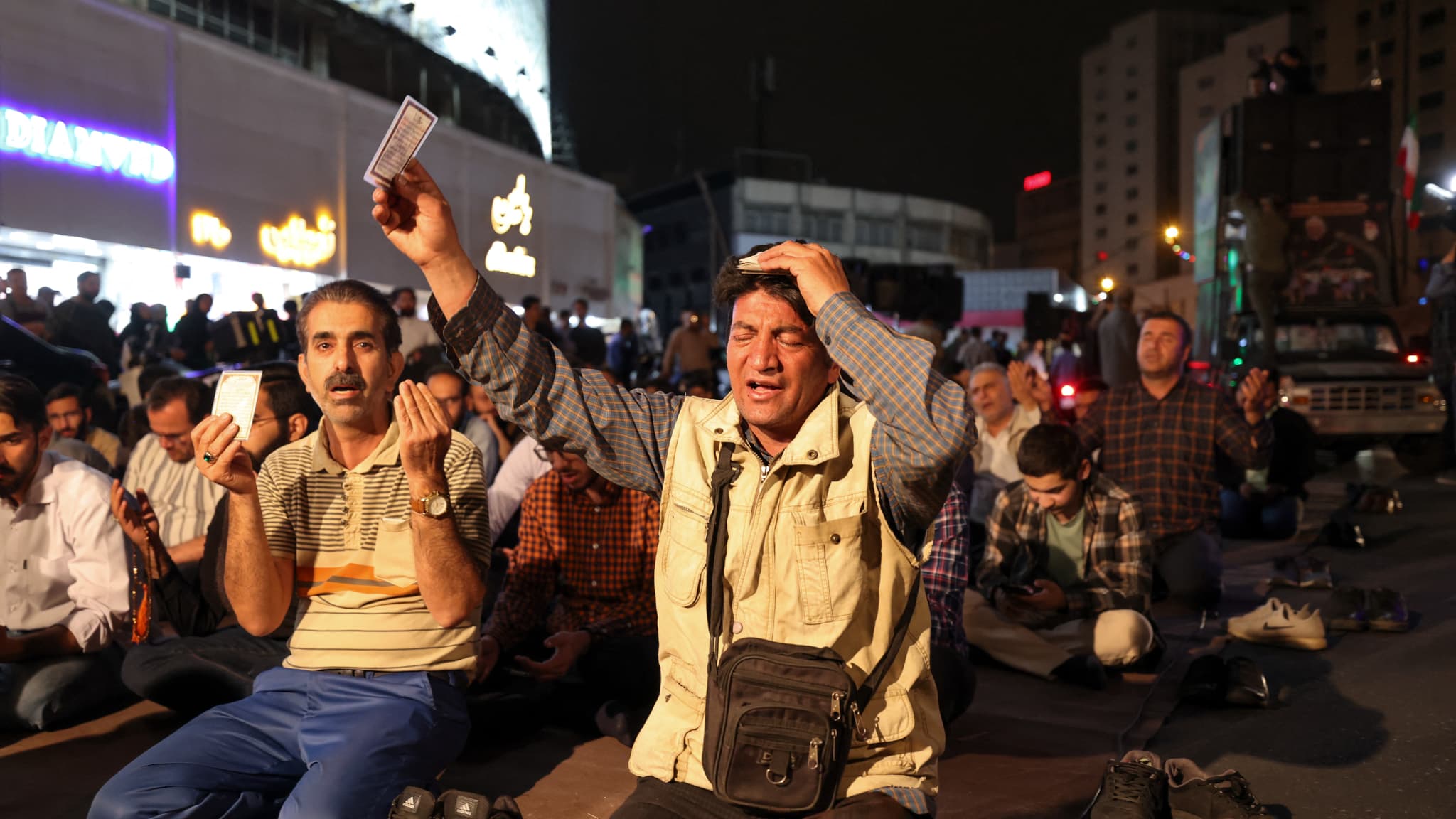 Des Iraniens prient pour le président Ebrahim Raïssi, disparu après un accident d'avion, à Téhéran le 19 mai 2024