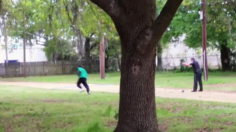 Capture d'écran extraite de la vidéo montrant le policier tirer sur Walter Scott. 