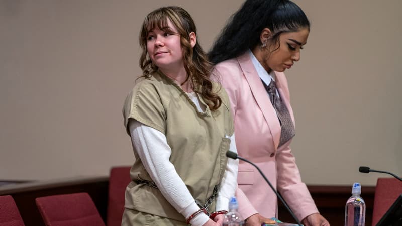 Hannah Gutierrez Reed, à gauche, comparaît lors de sa condamnation devant le tribunal du premier district, le 15 avril 2024 à Santa Fe, Nouveau-Mexique