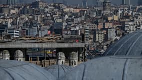 Une photo prise le 16 février 2022 à Istanbul montre les dômes de la mosquée Suleymaniye et un bâtiment en construction. 
