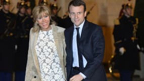 Emmanuel Macron et sa femme Brigitte en Une de Paris-Match.