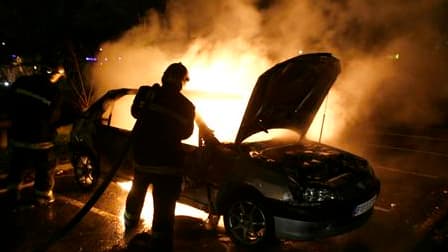 Le phénomène des incendies de voitures, une exception française, est resté stable en 2010 avec 42.000 voitures brûlées, soit une moyenne de 115 par jour, selon le journal Le Monde. /Photo d'archives/REUTERS/Pascal Rossignol