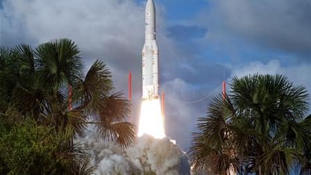 Le lanceur européen Ariane 5 a réussi mercredi sa troisième mission depuis le début de l'année avec la mise sur orbite de deux satellites de télécommunications pour les opérateurs égyptien Nilesat et panafricain Rascomstar QAF. /Photo prise le 4 août 2010