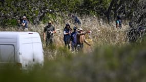Des enquêteurs menant des fouilles aux alentours du village d'Atalaia, au Portugal, le jeudi 5 juin 2025.