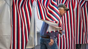 Un électeur américain dans un bureau de vote le 5 novembre 2024 à Whitefield, New Hampshire
