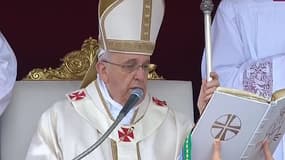 Le pape François sur la place Saint-Pierre de Rome, ce dimanche 27 avril.