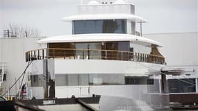 Le yacht construit pour Steve Jobs, le fondateur d'Apple décédé l'an dernier, est immobilisé à Amsterdam en raison d'un conflit sur une facture dont le designer Philippe Starck réclame le paiement. L'avocat représentant Ubik, société du designer, a déclar