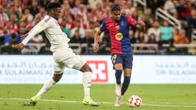 Aurélien Tchouaméni et Lamine Yamal lors de Barça-Real Madrid en janvier 2025
