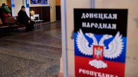 Dans un bureau de vote, à Donetsk, le 31 octobre 2014. 