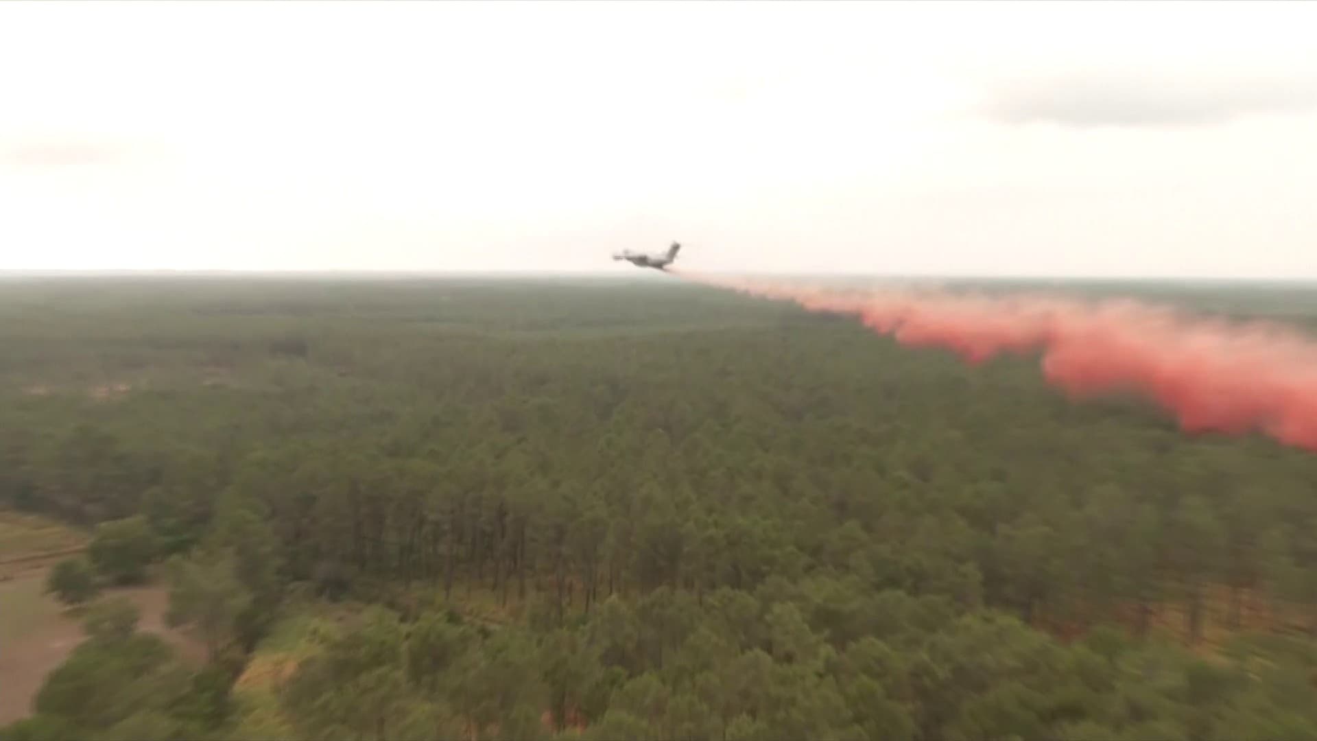 Largage A400M le 25 juillet 2026 sur les feux en Gironde. Largage A400M le 25 juillet 2026 sur les feux en Gironde.