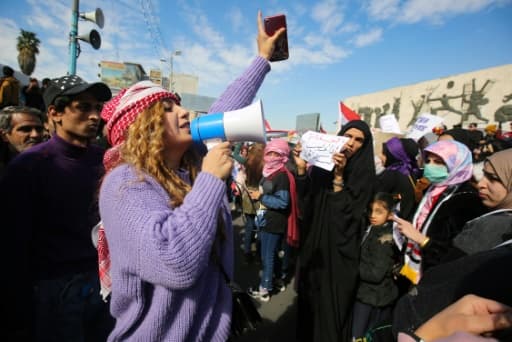 Une Irakienne prend la parole lors d'une manifestation contre le gouvernement sur la place Tahrir à Bagdad le 13 février 2020 Une Irakienne prend la parole lors d'une manifestation contre le gouvernement sur la place Tahrir à Bagdad le 13 février 2020