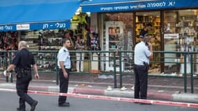 Des policers et experts israéliens sur les lieux d'une attaque au couteau, le 2 novembre 2015 à Rishon LeZion au sud de Tel-Aviv