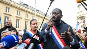 Le député Insoumis Carlos Martens Bilongo s'exprime lors d'un rassemblement devant l'Assemblée nationale, le 4 novembre 2022