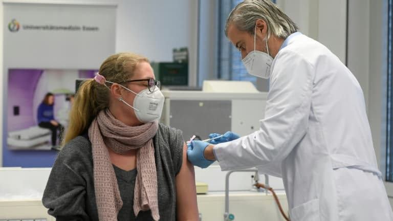 Un membre du personnel hospitalier reçoit une injection du vaccin de Moderna contre le Covid-19, à l'hôpital universitaire d'Essen (Allemagne), le 18 janvier 2021.