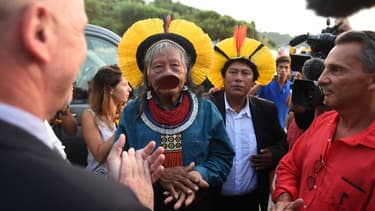 Le chef du peuple kayapo, Raoni Metuktire, à Bidart, près de Biarritz, ce lundi soir.
