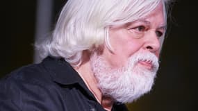 Le capitaine Paul Watson remet un prix lors du gala EarthxGlobal, le 20 avril 2018 à Dallas, au Texas.