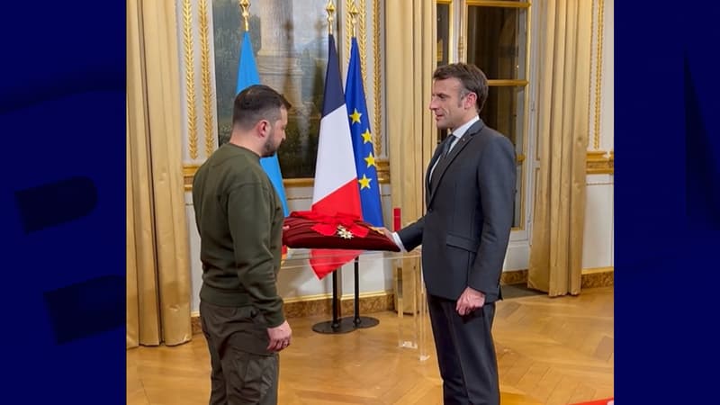Emmanuel Macron a remis la légion d'honneur à Volodymyr Zelensky, président ukrainien