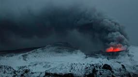 Le volcan Eyjafjöll, dont l'éruption a entraîné de fortes perturbations dans le trafic aérien européen, continue d'être actif mais le nuage de cendres qui s'en dégage est moins élevé. /Photo prise le 19 avril 2010/REUTERS/Lucas Jackson