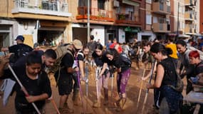 Des bénévoles et des habitants nettoient les rues le 1er novembre 2024, après qu'une inondation ait dévasté la ville de Paiporta, dans la région de Valence, à l'est de l'Espagne.