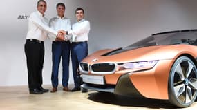 Les PDG d'Intel, BMW et Mobileye lors de la signature du partenariat liant leurs trois entreprises en 2016.