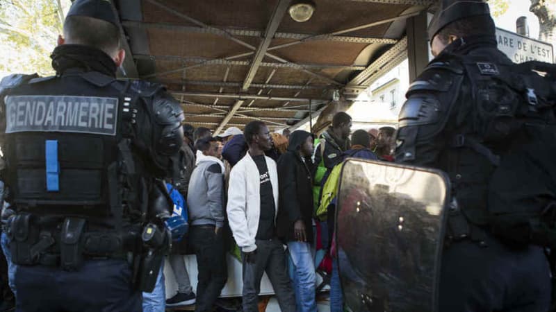 Un campement de migrants sur la voie publique au métro Stalingrad, à Paris, est évacué par les policiers et les gendarmes, le 2 mai 2016. (Photo d'illustration) -