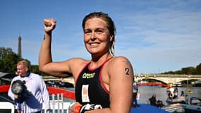La joie de la nageuse néerlandaise Sharon van Rouwendaal après sa médaille d'or olympique le 8 août 2024
