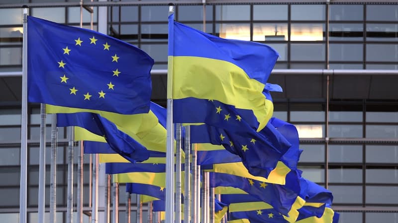 Le drapeau ukrainien et le drapeau européen devant le Parlement européen à Strasbourg, le 7 mars 2022.