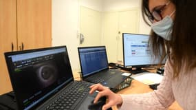 Une ophtalmologiste fait passer un examen à un patient, à Angers, le 9 décembre 2021