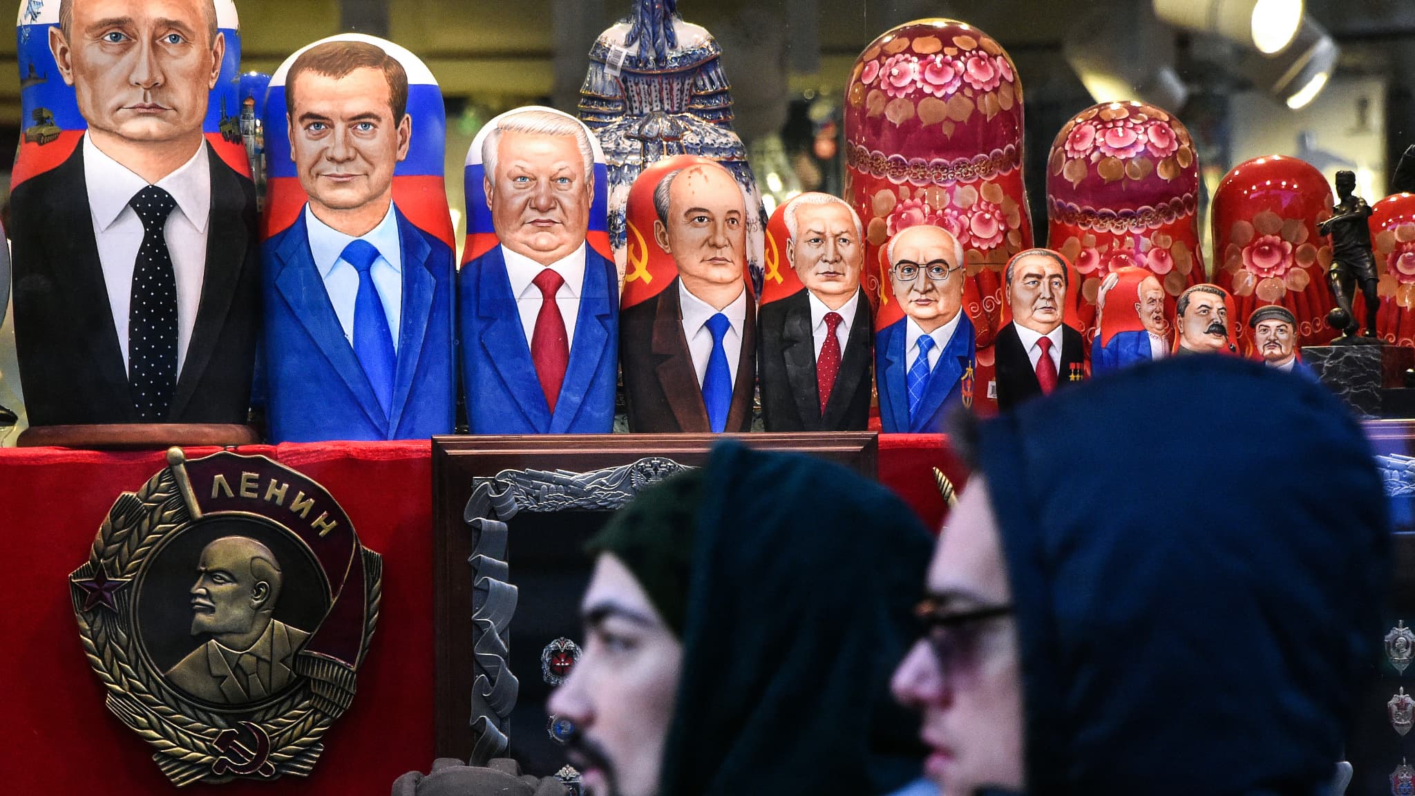 Des poupées russes à l'effigie des dirigeants russes et soviétiques, dont Vladimir Poutine, photographiées dans un magasin de Moscou (Russie), le 16 décembre 2018. Des poupées russes à l'effigie des dirigeants russes et soviétiques, dont Vladimir Poutine, photographiées dans un magasin de Moscou (Russie), le 16 décembre 2018.