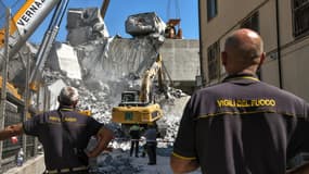 Des secouristes s'affairent dans les décombres du pont Morandi, dont une partie s'est effondrée à Gênes le 14 août dernier. 