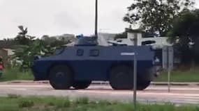 Manifestation en Guyane, sortie des véhicules blindés - Témoins BFMTV