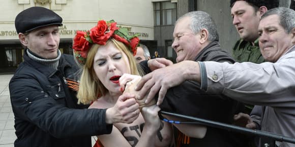 L'une des Femen, Sarah, jeudi, en Crimée. L'une des Femen, Sarah, jeudi, en Crimée.