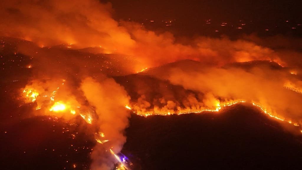 Un feu de forêt, qui avait été en grande partie maîtrisé dans la matinée, s'est rallumé en raison de vents violents dans le district d'Orhaneli, à Bursa, en Turquie, le 27 juillet 2025. Un feu de forêt, qui avait été en grande partie maîtrisé dans la matinée, s'est rallumé en raison de vents violents dans le district d'Orhaneli, à Bursa, en Turquie, le 27 juillet 2025.