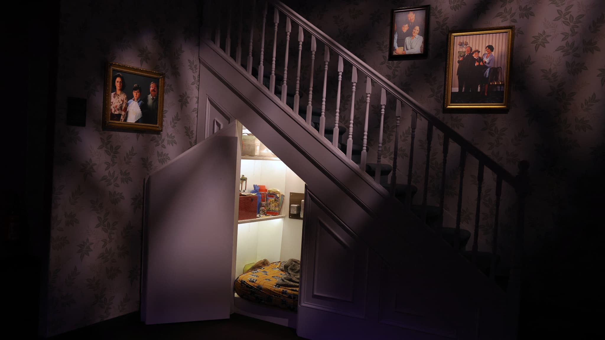 La chambre d'Harry Potter sous l'escalier que l'on peut apercevoir lors de l'exposition immersive "Harry Potter" à partir du 21 avril 2023 à Paris. La chambre d'Harry Potter sous l'escalier que l'on peut apercevoir lors de l'exposition immersive "Harry Potter" à partir du 21 avril 2023 à Paris.