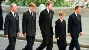 Le prince Philip, le prince William, le Comte Spencer, les princes Charles et Harry lors des funérailles de Diana, à Londres le 6 septembre 1997