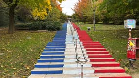 Après un drapeau palestinien il y a quelques semaines, les escaliers de la Croix-Rousse sont désormais floqués d'un bleu-blanc-rouge