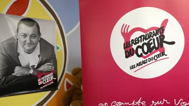 Le logo des Restos du coeur et une affiche du fondateur de l'association, Coluche, le 21 novembre 2023 à Asnières-sur-Seine