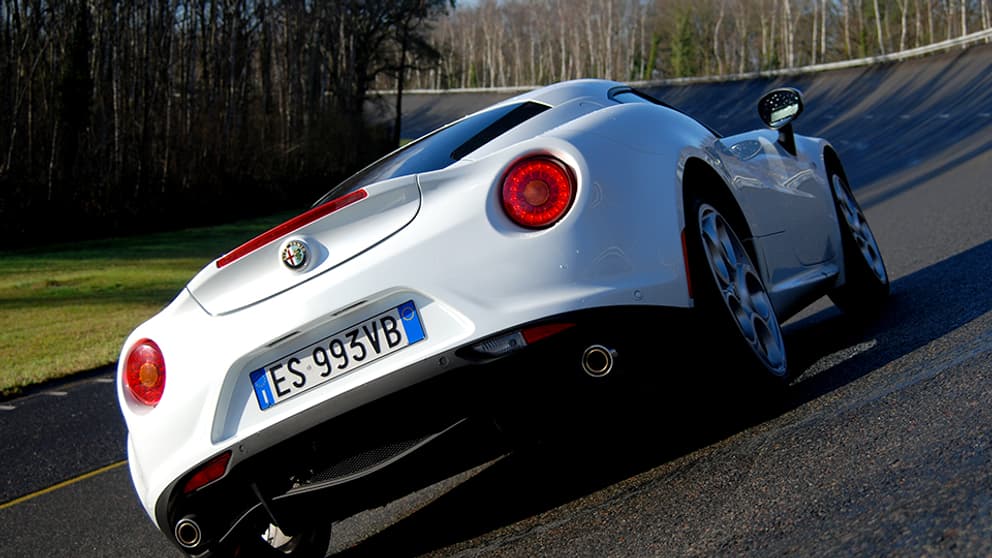 La 4C est motorisée par le 4 cylindres turbo 1742 cm3 de la Giulietta. Il développe 240 chevaux et réalise ici le 0 à 100 km/h en 4,5 secondes. La 4C est motorisée par le 4 cylindres turbo 1742 cm3 de la Giulietta. Il développe 240 chevaux et réalise ici le 0 à 100 km/h en 4,5 secondes.